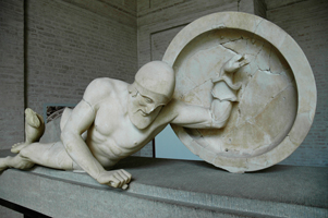 Раненый воин (фронтонная фигура из алтаря Афайи на острове Эгина, ок. 500 г. до н.э.)