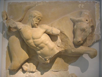 Геракл и критский бык (Метопа. Храм Зевса в Олимпии. I половина V в. до н. э. Париж, Лувр)